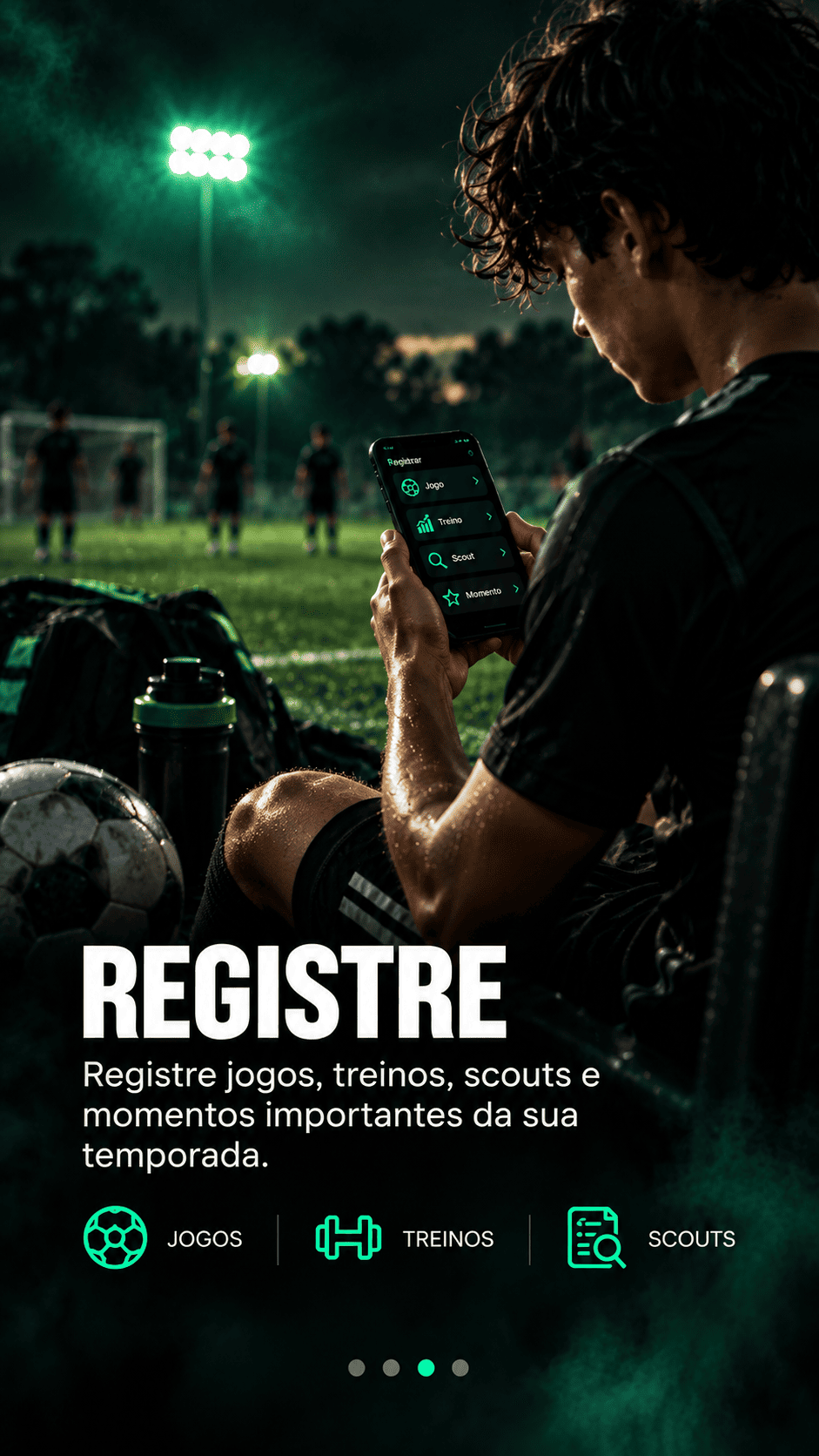 Atleta registrando dados no celular à beira do campo.