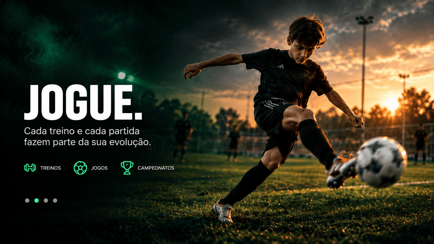 Atleta chutando a bola em campo ao pôr do sol com a palavra Jogue.