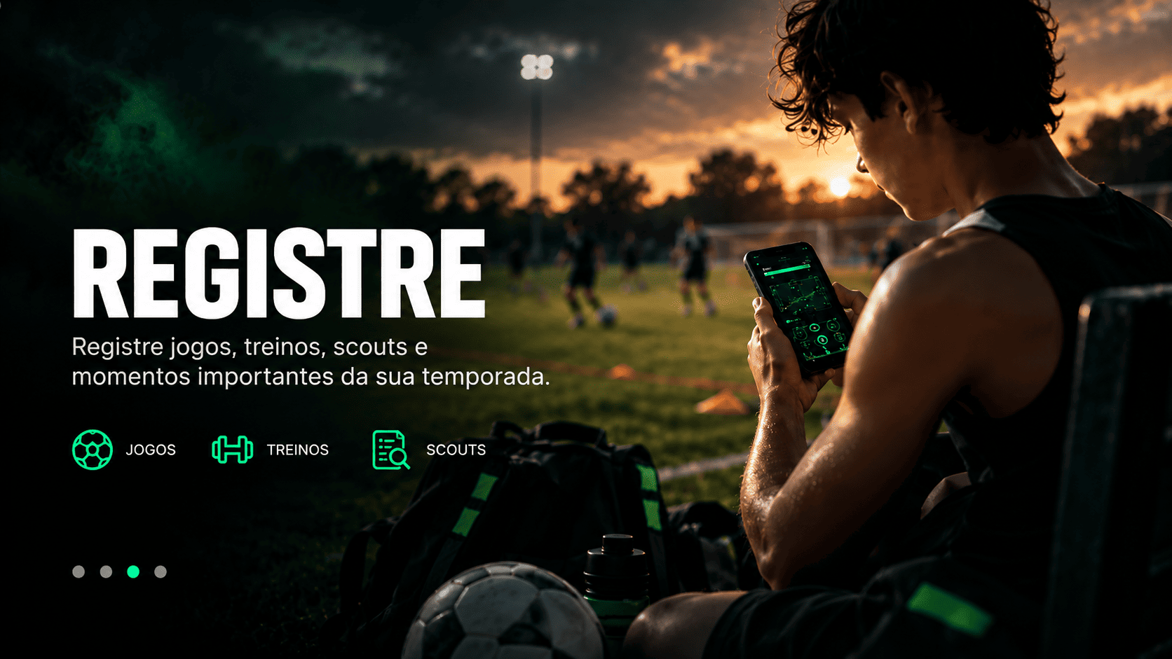 Atleta registrando dados no celular à beira do campo com a palavra Registre.