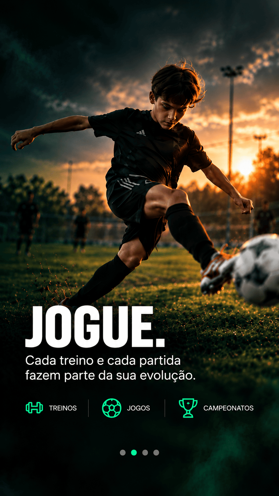 Atleta chutando a bola ao pôr do sol com a palavra Jogue.